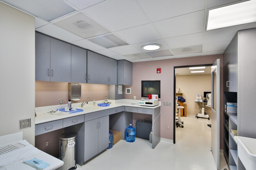 More Photos Of 14914 Sherman Way, Van Nuys Medical For Sale