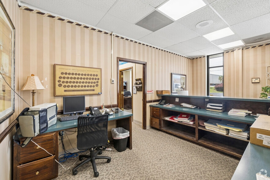 More Photos Of 1076 Sunset Blvd, West Columbia Showroom For Lease