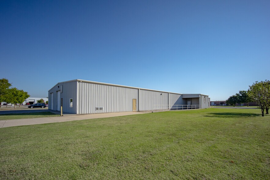More Photos Of 2701 Bart Conner Ct, Norman Warehouse For Lease