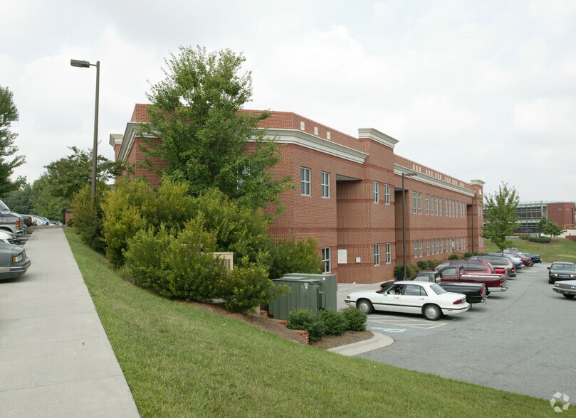 More Photos Of 725 Highland Oaks Dr, Winston-Salem Medical For Lease