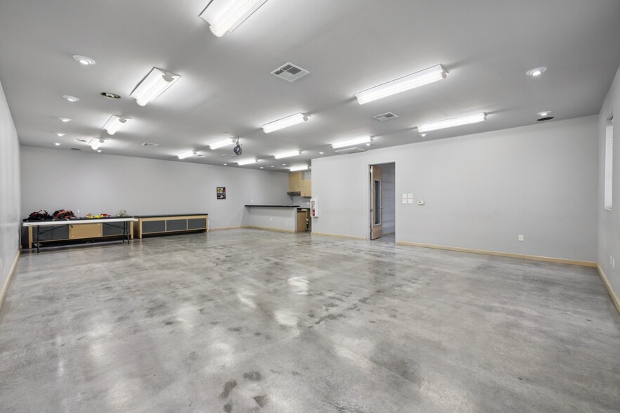 More Photos Of 24114 Blanco Rd, San Antonio Light Distribution For Sale