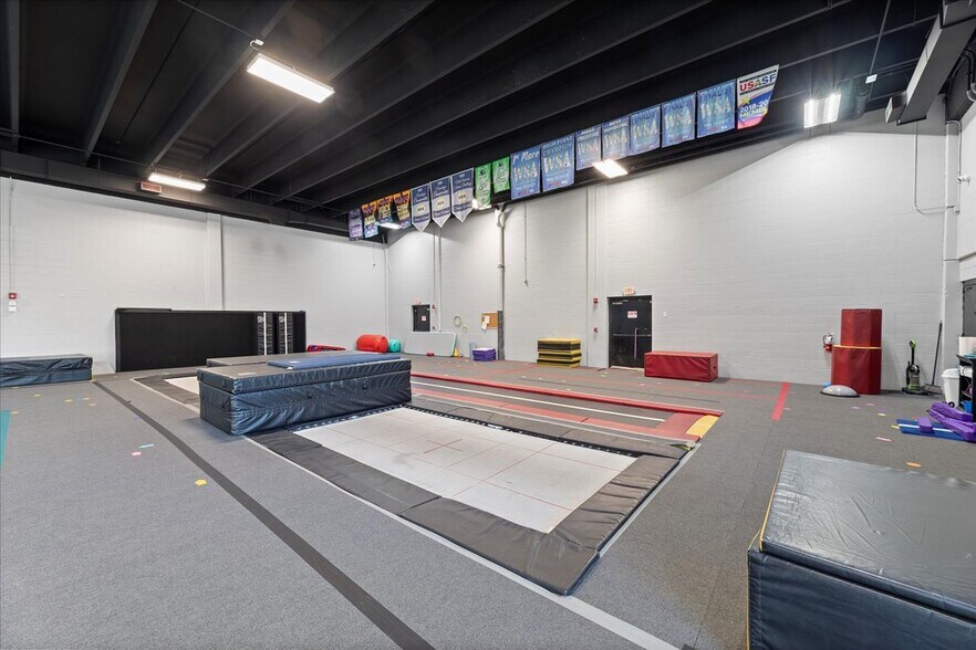 More Photos Of 7 S 4th St, Council Bluffs Health Club For Lease