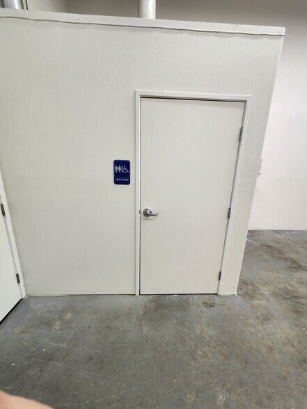 More Photos Of 2150 Kiowa Blvd N, Lake Havasu City Showroom For Lease