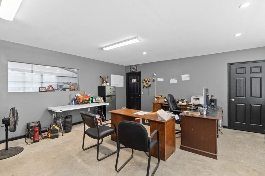 More Photos Of 12827 Highway 105 E, Conroe Industrial For Lease