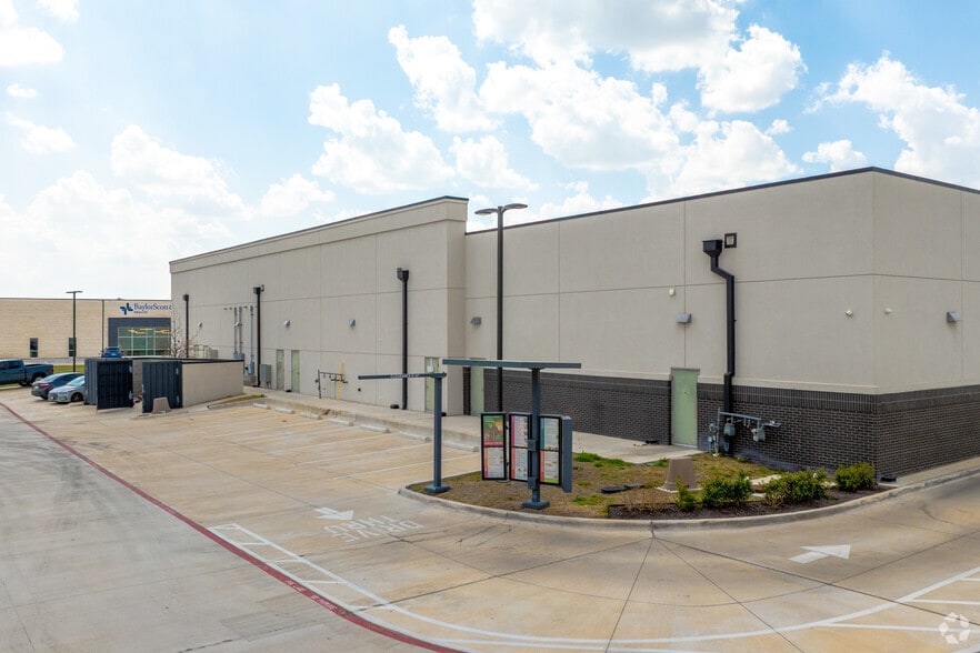 More Photos Of 720 S Highway 377, Roanoke Freestanding For Lease