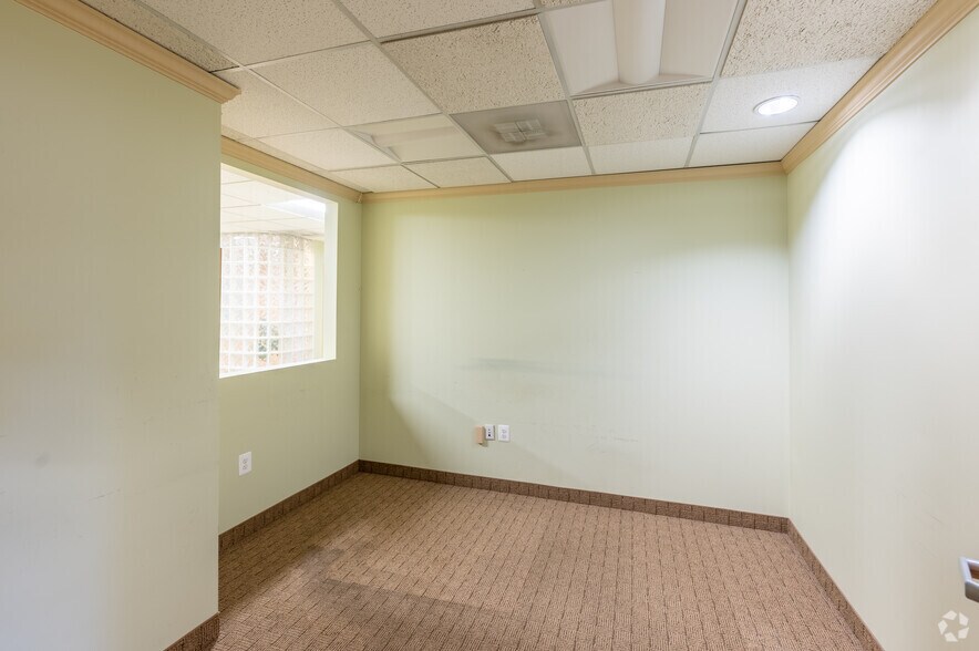 More Photos Of 5602-5654 Shields Dr, Bethesda Medical For Lease