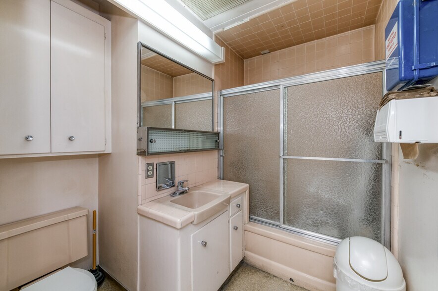 More Photos Of 446 W Shaw Ave, Fresno Office For Sale