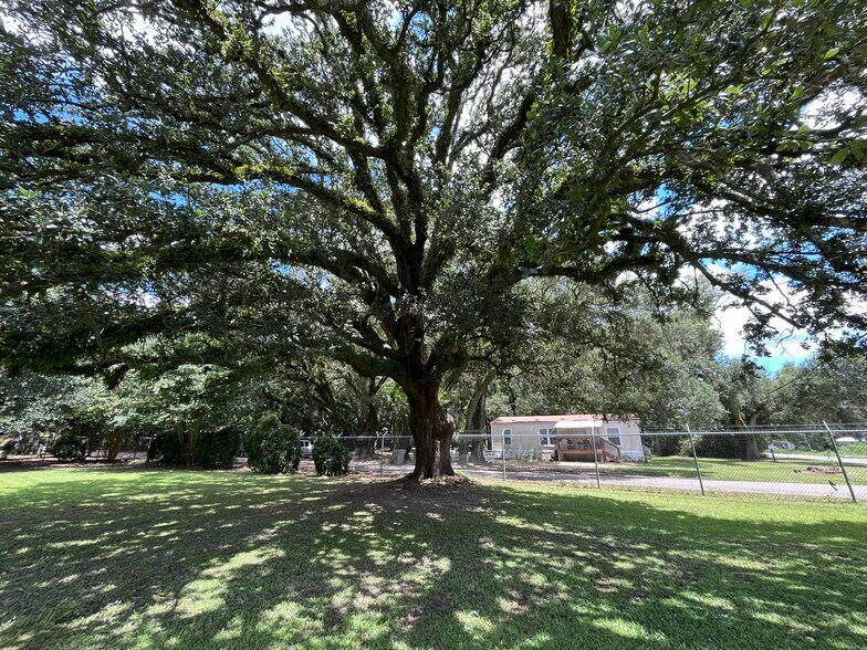 More Photos Of 2400 W Herman St, Pensacola Warehouse For Sale