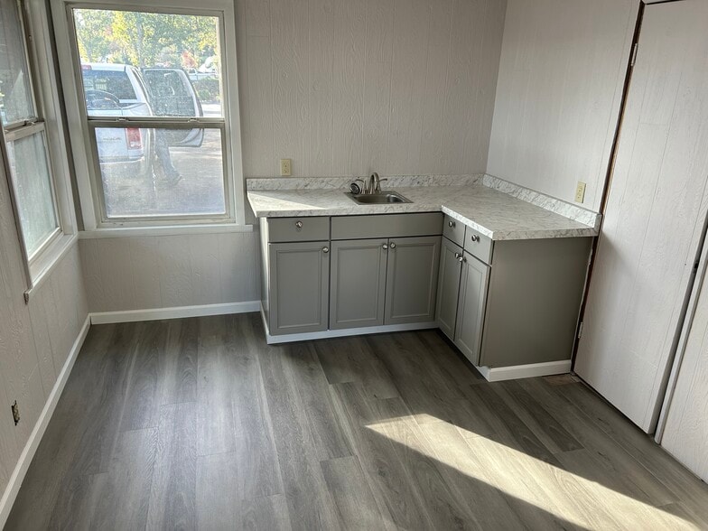 More Photos Of 4810 Westside Rd, Redding Flex For Lease