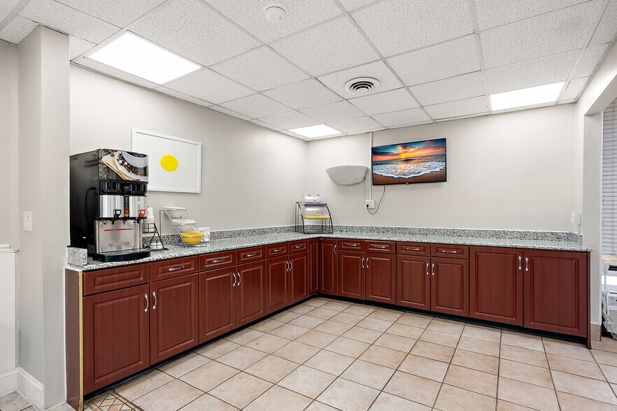 More Photos Of 2525 N Salisbury Blvd, Salisbury Hotel For Sale