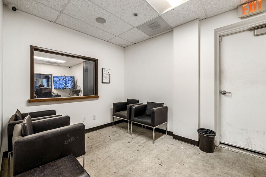 More Photos Of 560 S Williams Rd, Palm Springs Showroom For Sale