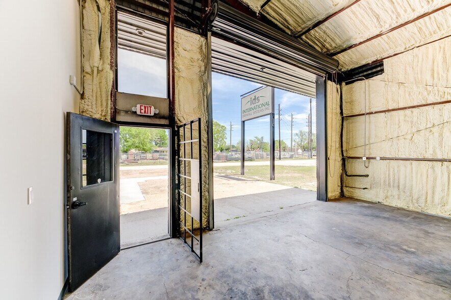 More Photos Of 10215 Papalote St, Houston Showroom For Lease