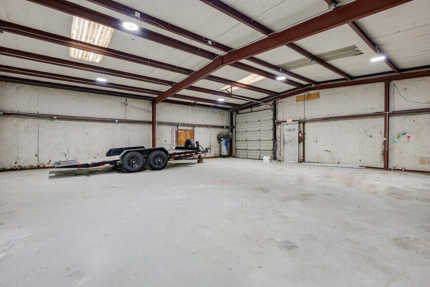More Photos Of 801 N Walton Walker Hwy, Irving Warehouse For Lease