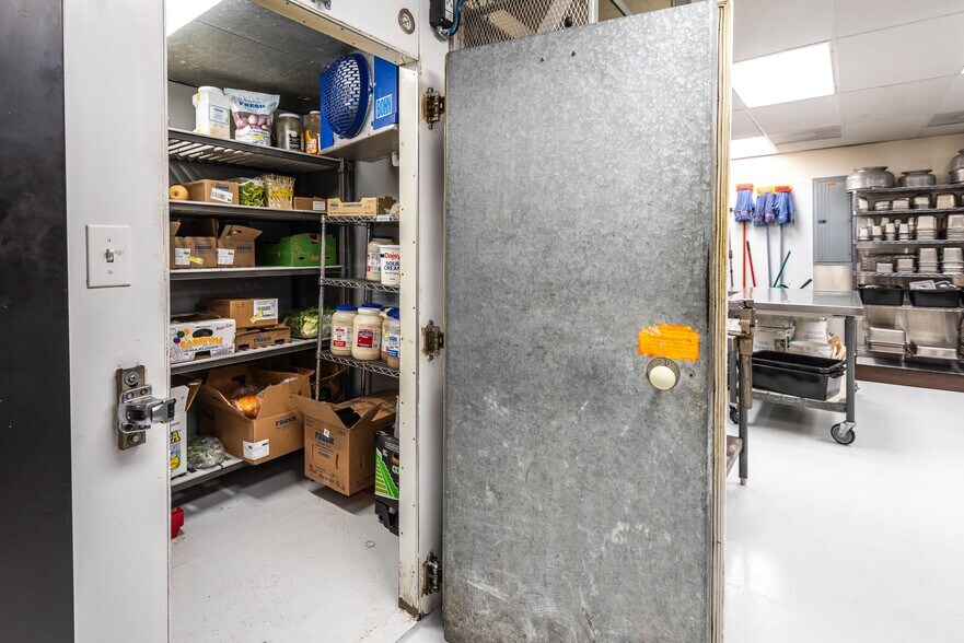 More Photos Of 117 Pine St, Pinedale Restaurant For Sale