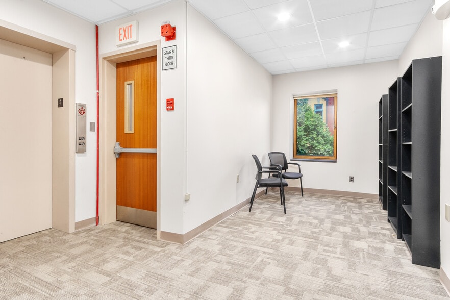 More Photos Of 1 N Market St, Frederick Storefront Retail Office For Lease