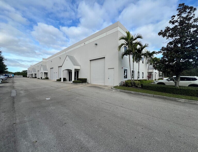 More Photos Of 750 NW Enterprise Dr, Port Saint Lucie Warehouse For Lease