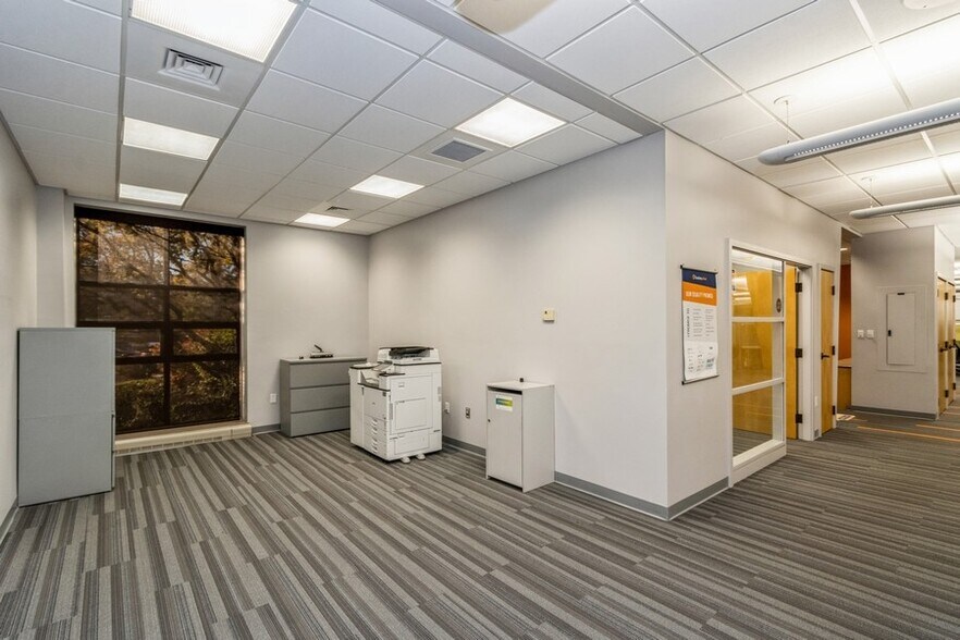 More Photos Of 2834 Northgate Dr, Iowa City Office For Lease