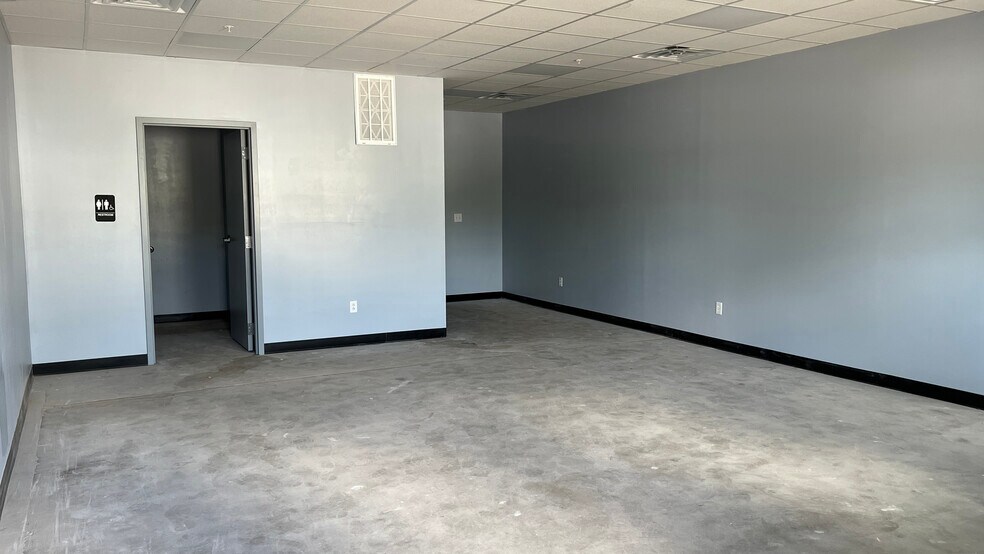 More Photos Of 224 N Stewart Ave, Springfield Warehouse For Lease