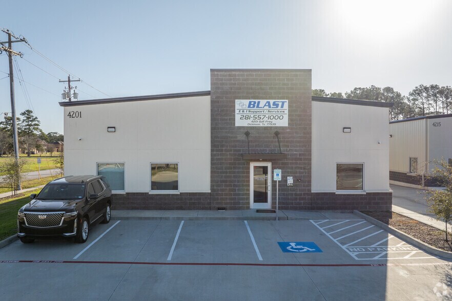 More Photos Of 4201 Gulf Fwy, Dickinson Showroom For Lease