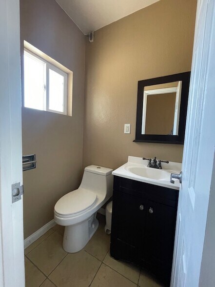 More Photos Of 800 W Willow St, Long Beach Storefront For Lease