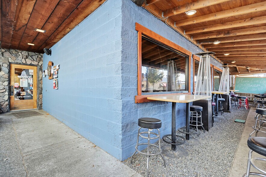 More Photos Of 216 W Steuben St, Cook General Retail For Sale