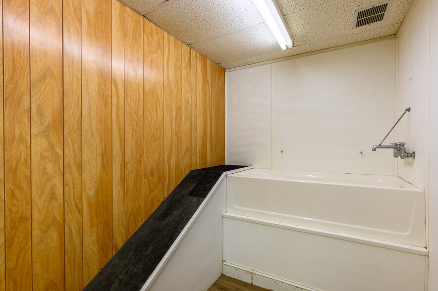 More Photos Of 714 W Chestnut St, Denison Storefront Retail Office For Lease