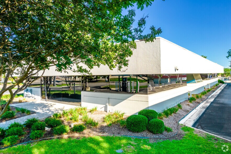 More Photos Of 8047 Midcrown Dr, San Antonio Bank For Lease