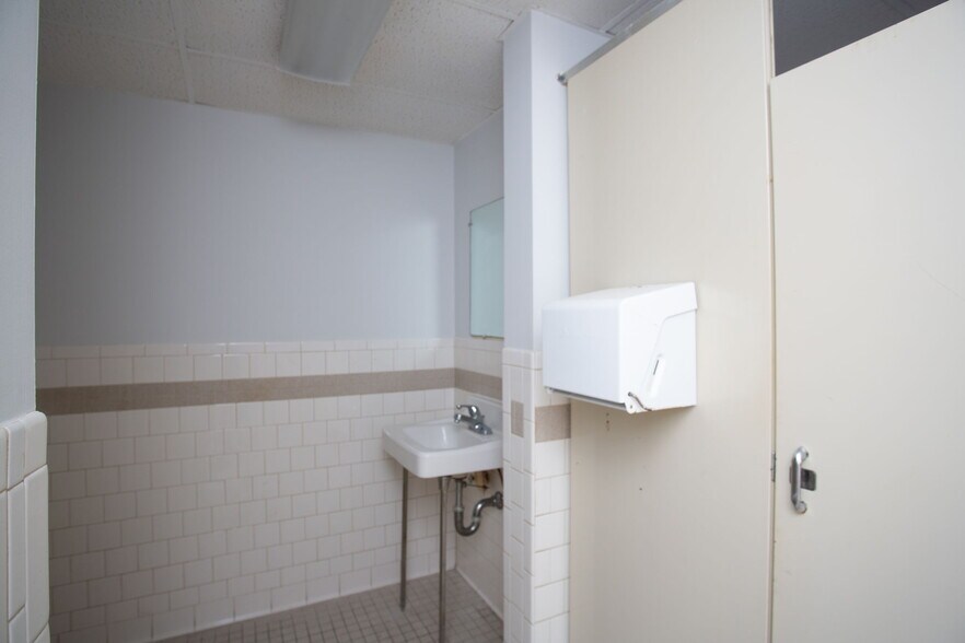 More Photos Of 384 Main st, Timberville Freestanding For Lease