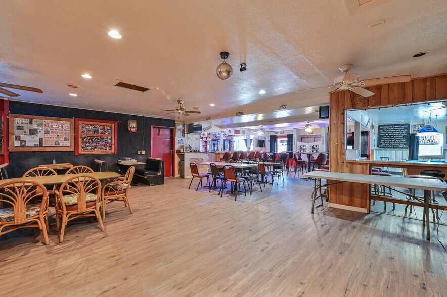 More Photos Of 2451 SE Highway 41, Morriston Bar For Sale