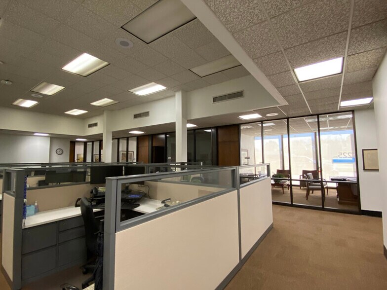 More Photos Of 1935 Airline Dr, Bossier City Bank For Sale
