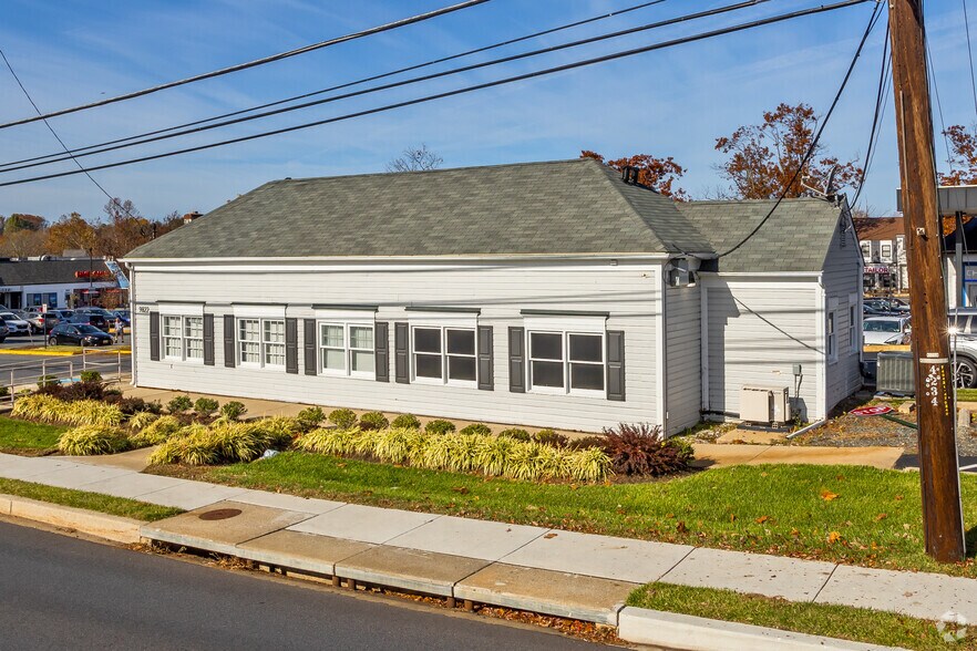 More Photos Of 9822 Falls Rd, Potomac Bank For Lease