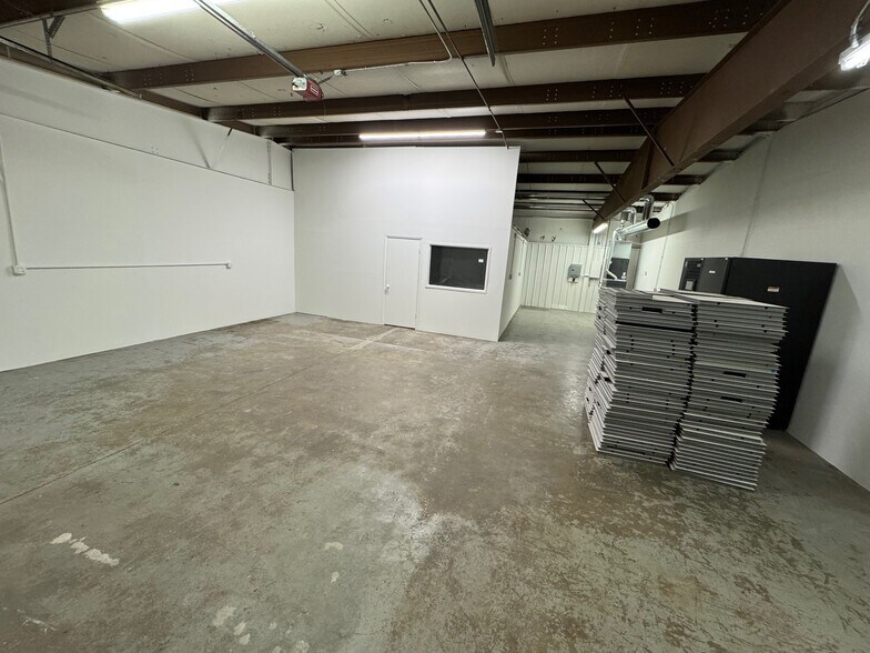 More Photos Of 1529 E Spruce St, Olathe Warehouse For Lease