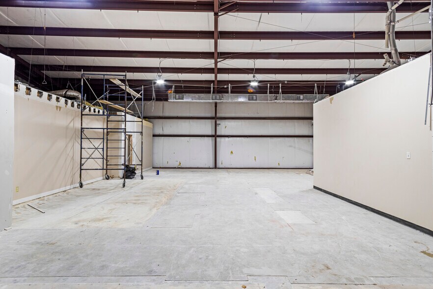 More Photos Of 1504 S Frazier St, Conroe Light Distribution For Lease