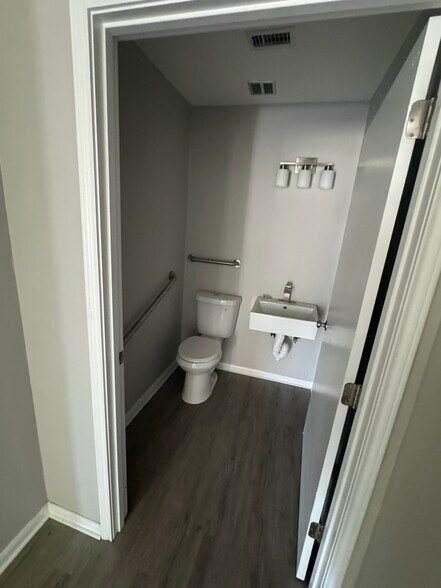 More Photos Of 414 W House St, Alvin Medical For Lease