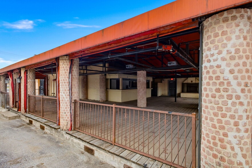 More Photos Of 24116 W IH-10, San Antonio Restaurant For Sale