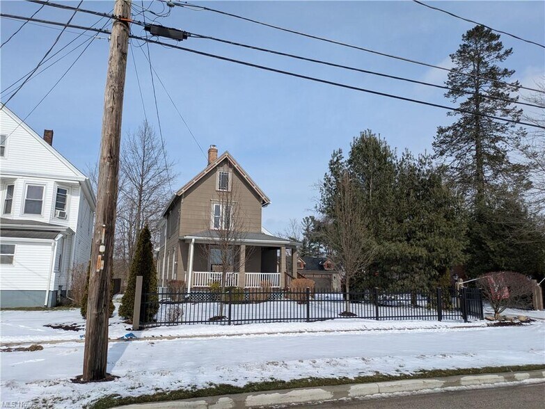 More Photos Of 17 W Walnut St, Jefferson General Retail For Sale