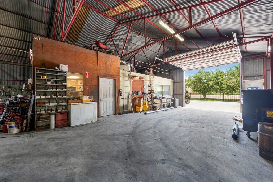 More Photos Of 6015 Ridgemont St, Houston Warehouse For Lease