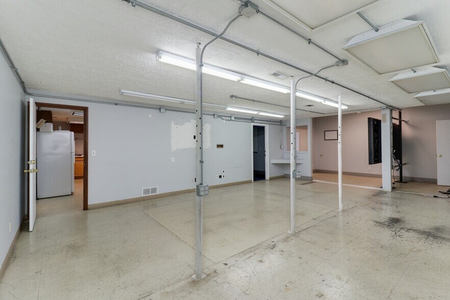 More Photos Of 106 Oak Creek Plz, Bloomington Warehouse For Lease