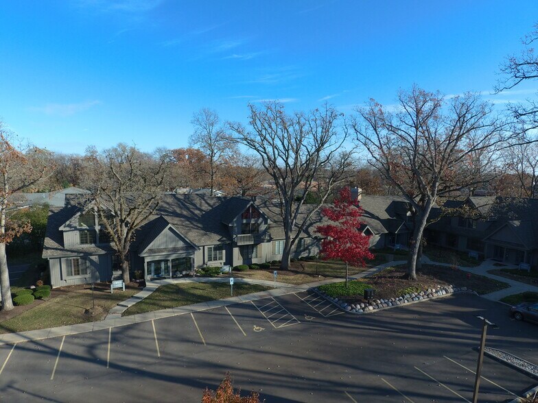 More Photos Of 475 W Terra Cotta Ave, Crystal Lake Office For Lease