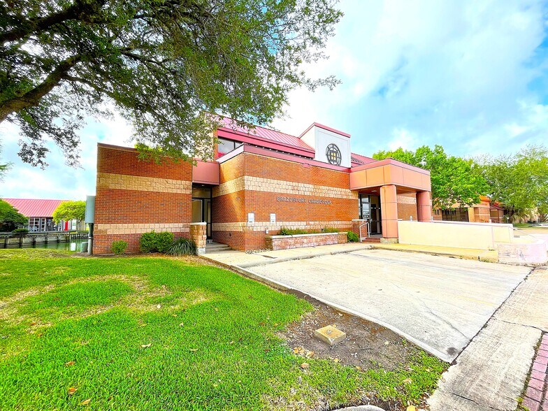 More Photos Of 215 Oak Dr S, Lake Jackson Medical For Lease