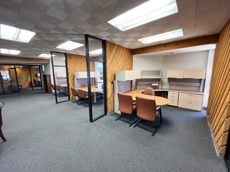 More Photos Of 524 N Main St, South Hutchinson Bank For Sale