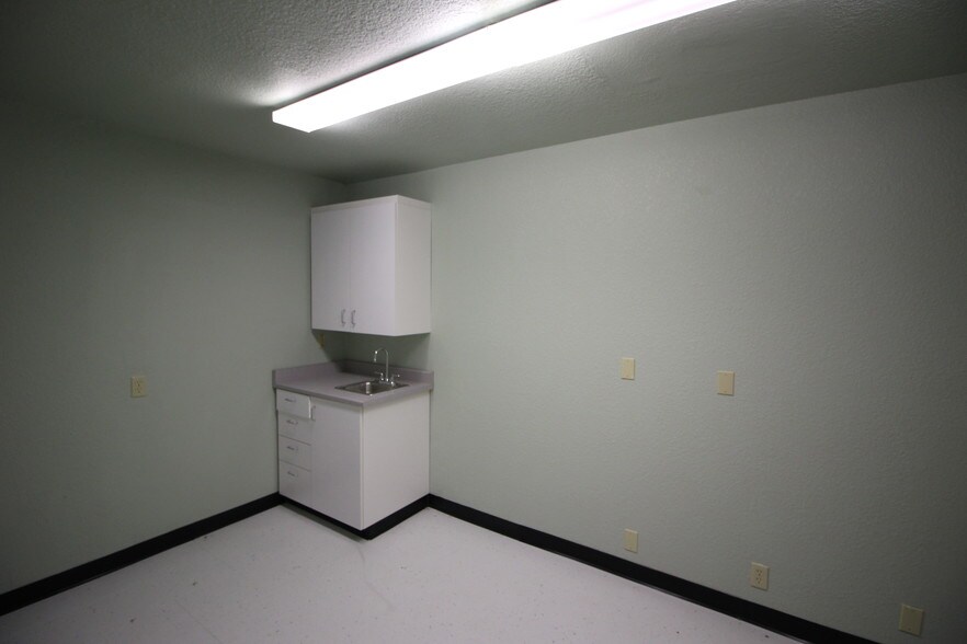 More Photos Of 5106 Hill Rd E, Lakeport Medical For Lease