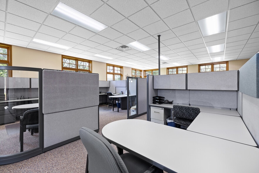 More Photos Of 3598 Green Pointe Ctr, Hamilton Office For Sale