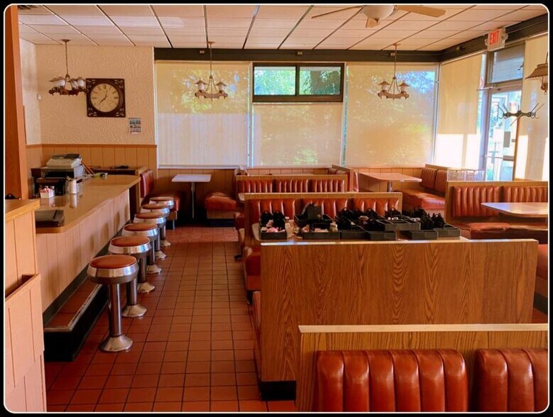 More Photos Of 38652 N Sheridan Rd, Beach Park General Retail For Sale