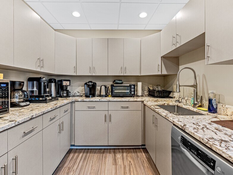 More Photos Of 401 N Main St, Hendersonville Storefront Retail Office For Sale