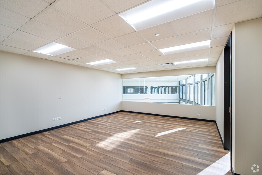 More Photos Of 387 Shuman Blvd, Naperville Medical For Lease