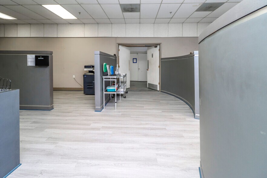 More Photos Of 827 Douglas Ave, Portsmouth Warehouse For Lease