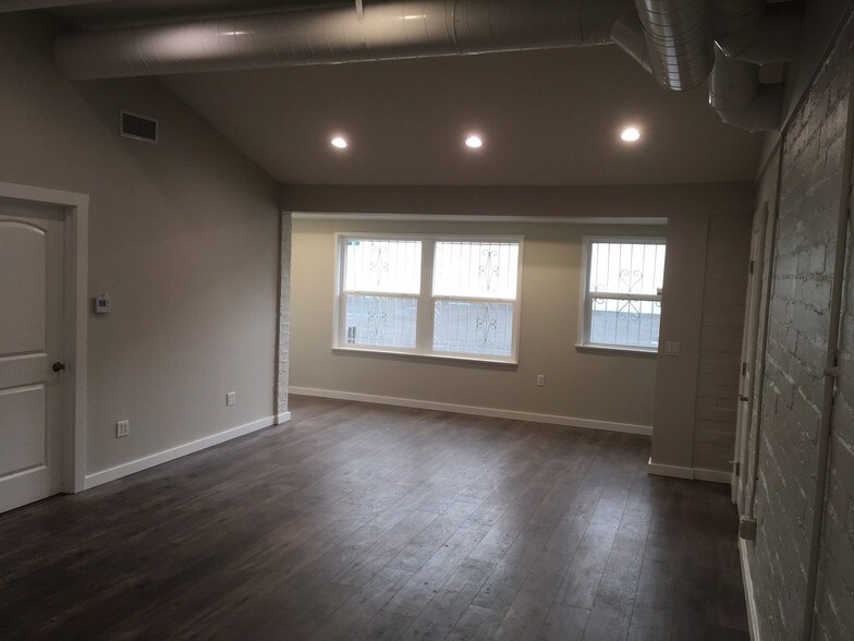 More Photos Of 14920 1/2 Burbank Blvd, Sherman Oaks Freestanding For Lease