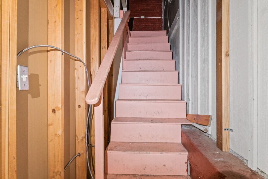 More Photos Of 209 N Jefferson Ave, Mount Pleasant Storefront For Sale