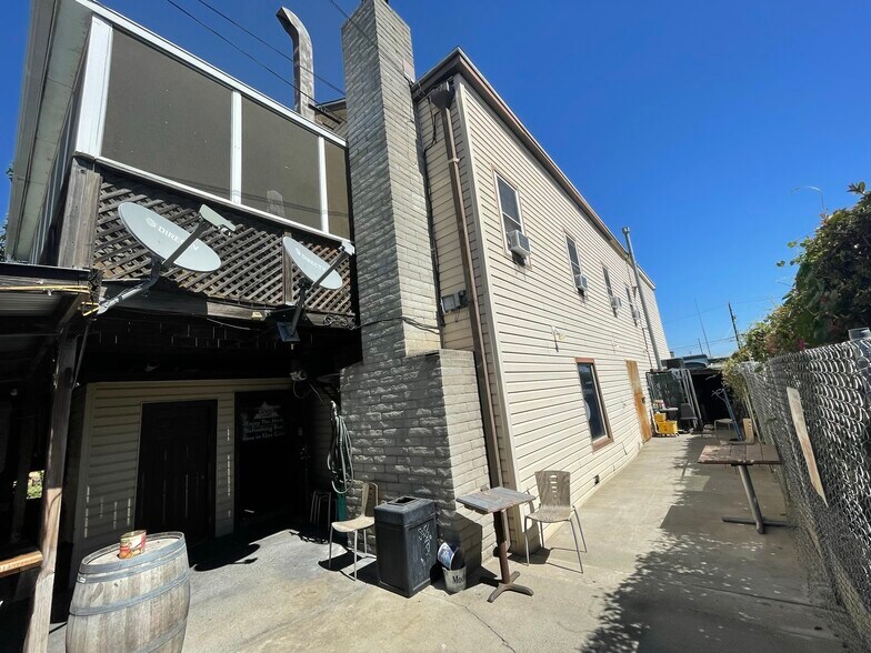 More Photos Of 612 B St, Marysville Bar For Sale